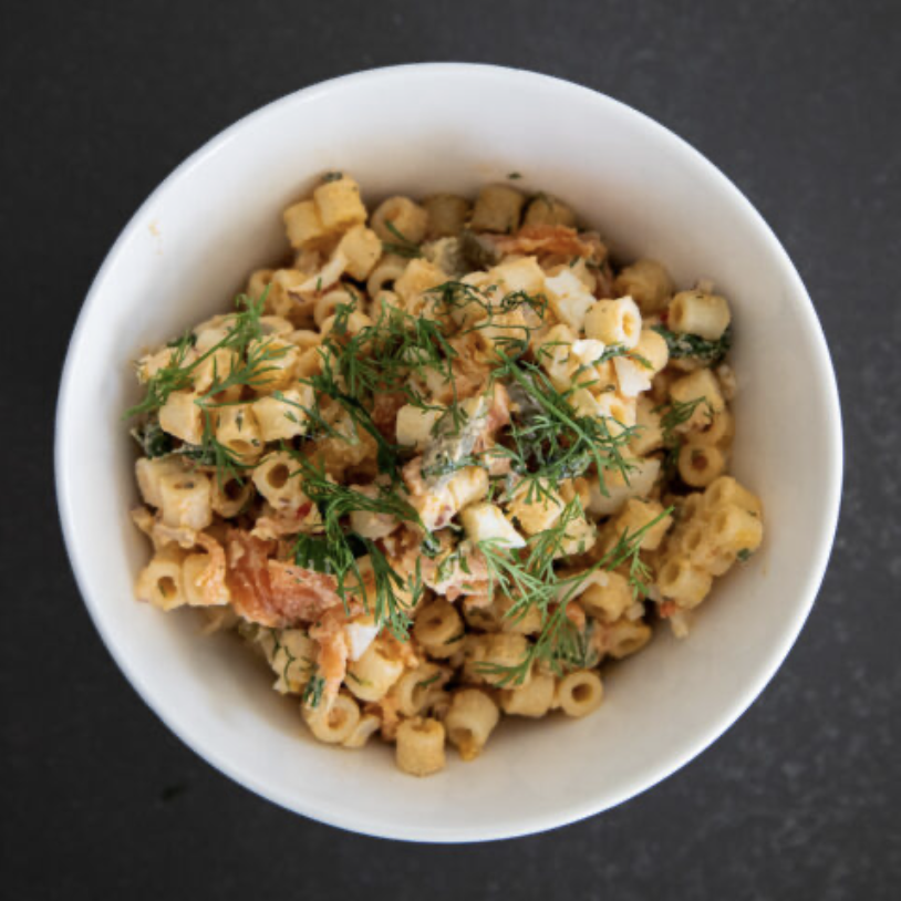 Pastasalaatti lohella